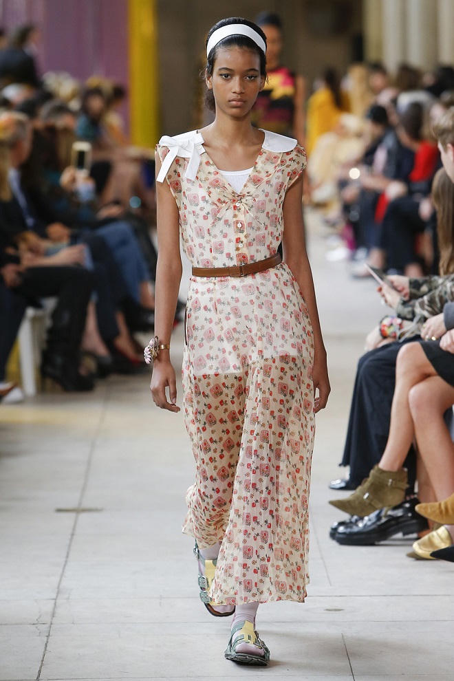 Hè về, học cách mặc váy hoa đẹp như mỹ nhân Việt