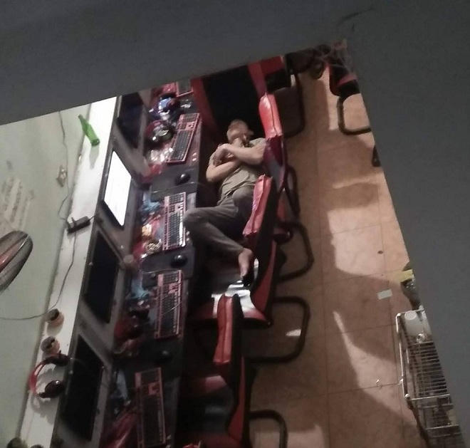 Sinh viên bỏ quên tương lai trong cuộc đấu ảo