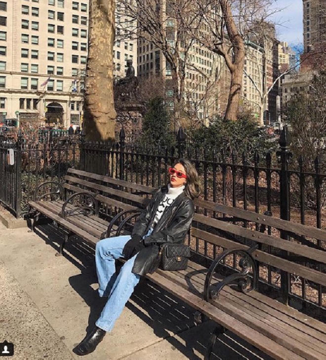 Jeans ống suông, ống loe đang là xu hướng sao Việt chọn