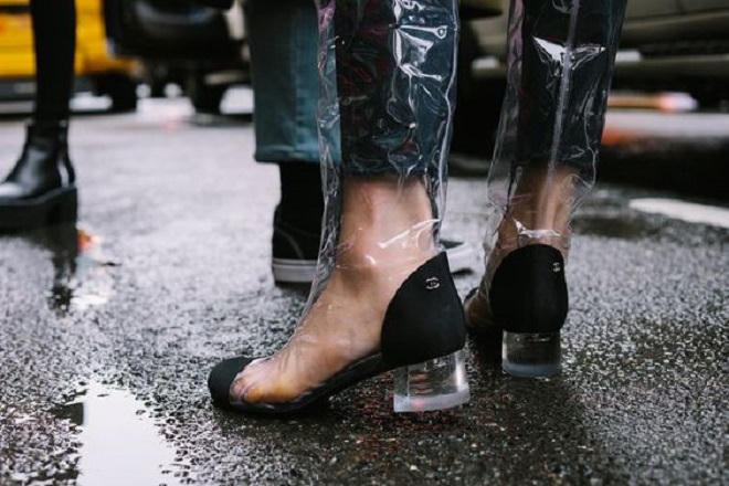 Từ túi nylon, giới thời trang lấy ý tưởng làm ra giày, túi, trang sức