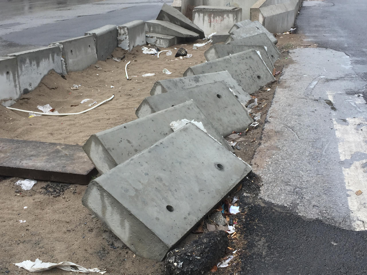 Thấp thỏm lo dưới đường sắt thi công dang dở giữa Hà Nội