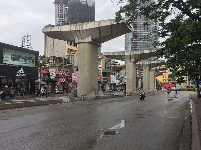Thấp thỏm lo dưới đường sắt thi công dang dở giữa Hà Nội