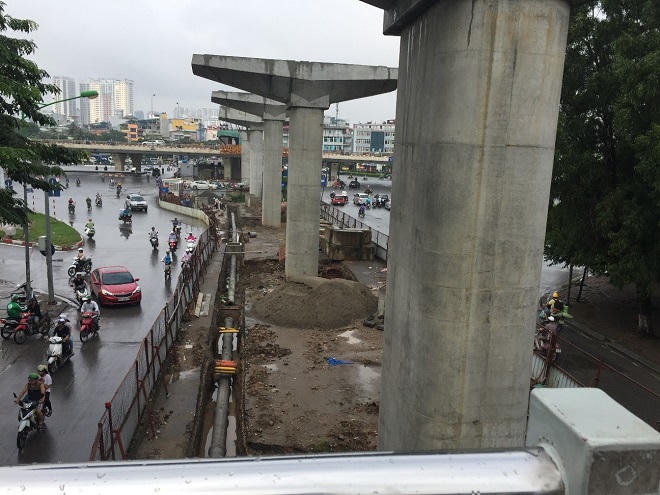Thấp thỏm lo dưới đường sắt thi công dang dở giữa Hà Nội