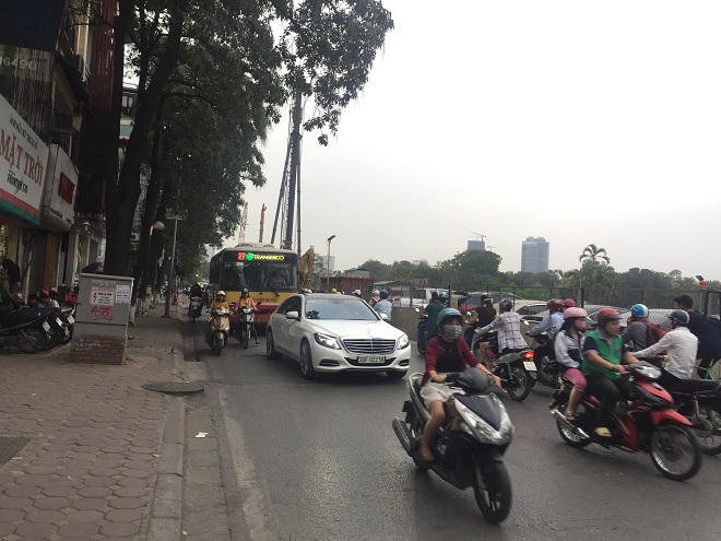 Thấp thỏm lo dưới đường sắt thi công dang dở giữa Hà Nội