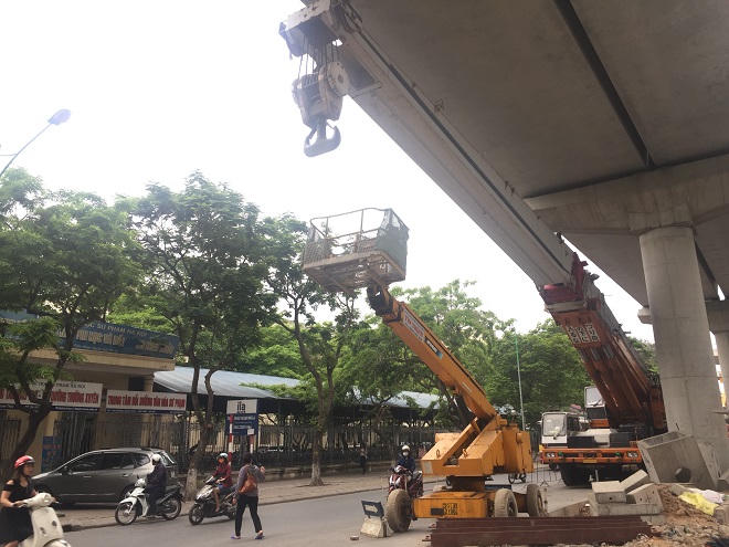Thấp thỏm lo dưới đường sắt thi công dang dở giữa Hà Nội