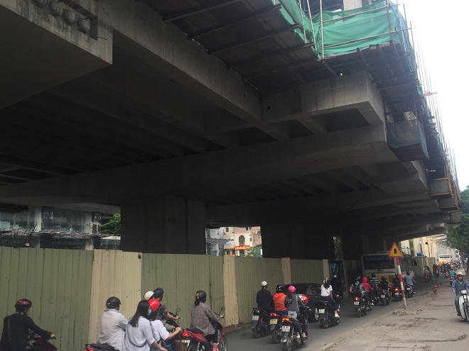Thấp thỏm lo dưới đường sắt thi công dang dở giữa Hà Nội