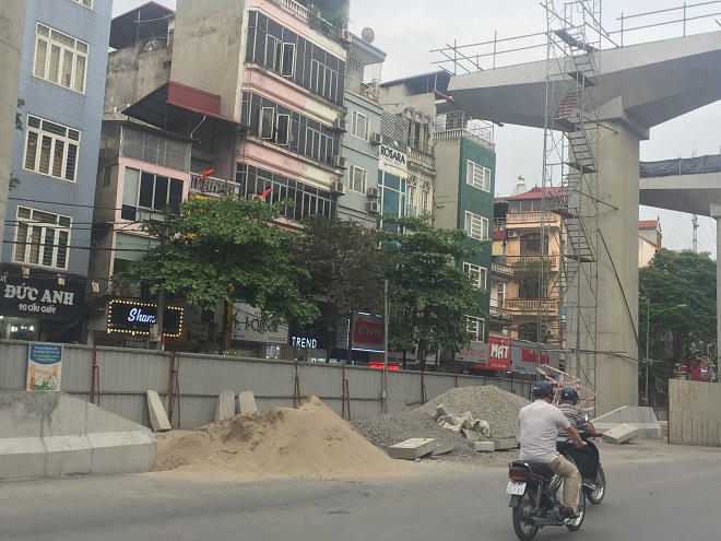 Thấp thỏm lo dưới đường sắt thi công dang dở giữa Hà Nội