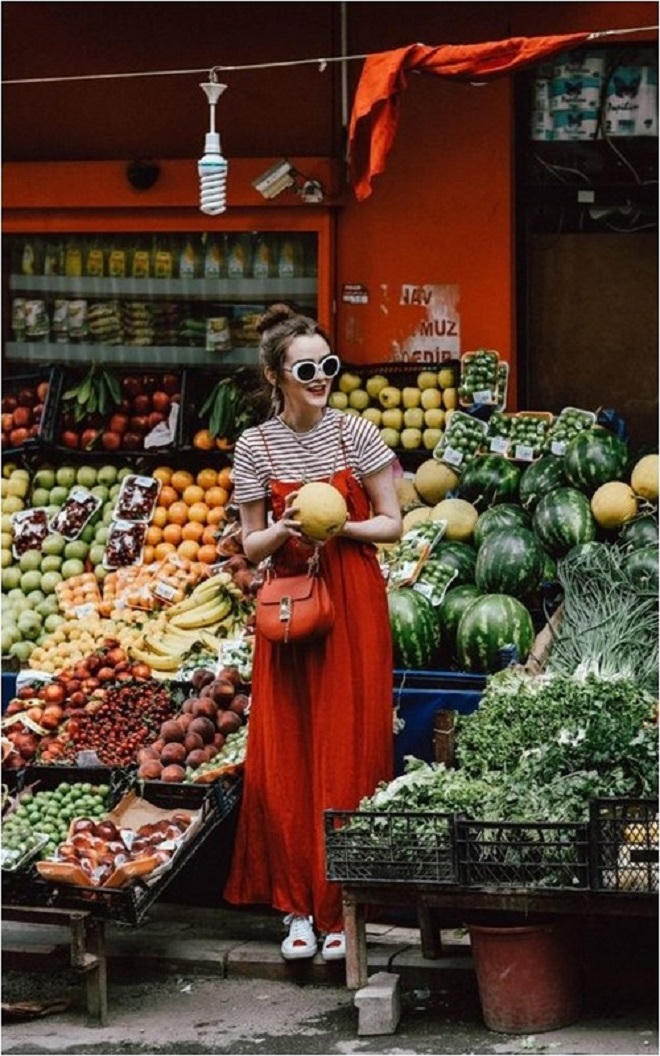 Váy dài và sneaker - 'công thức' phối đồ hot nhất mùa hè 2018