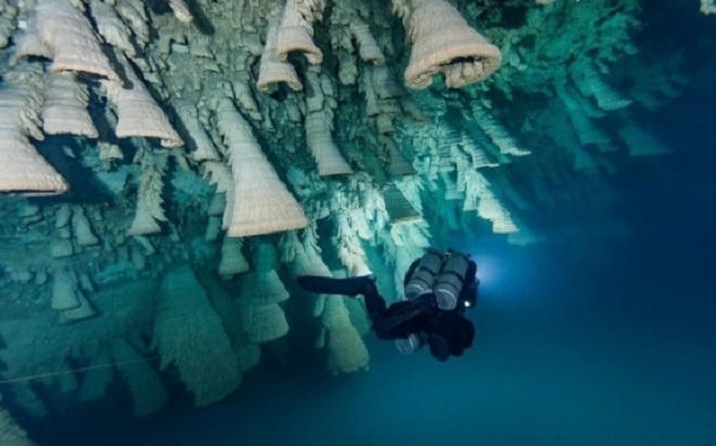 Nhìn như hồ chứa nước bình thường, nhưng khi lặn xuống bên dưới ai cũng bị mê hoặc