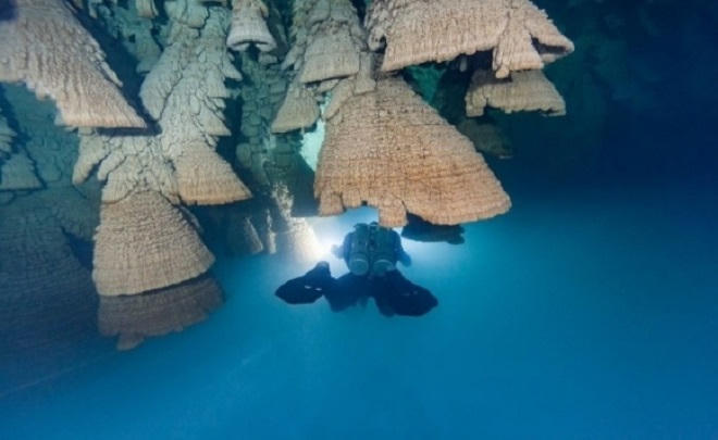 Nhìn như hồ chứa nước bình thường, nhưng khi lặn xuống bên dưới ai cũng bị mê hoặc