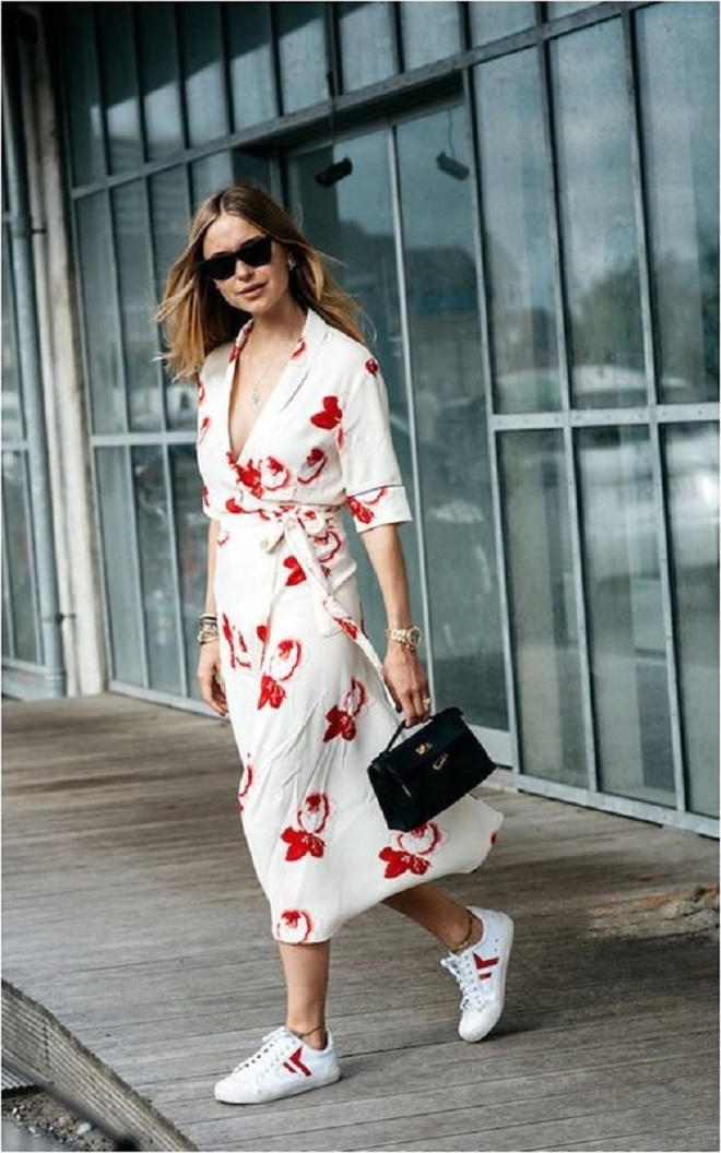 Váy dài và sneaker - 'công thức' phối đồ hot nhất mùa hè 2018