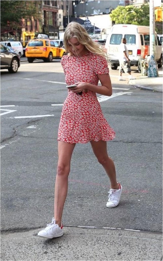 Váy dài và sneaker - 'công thức' phối đồ hot nhất mùa hè 2018