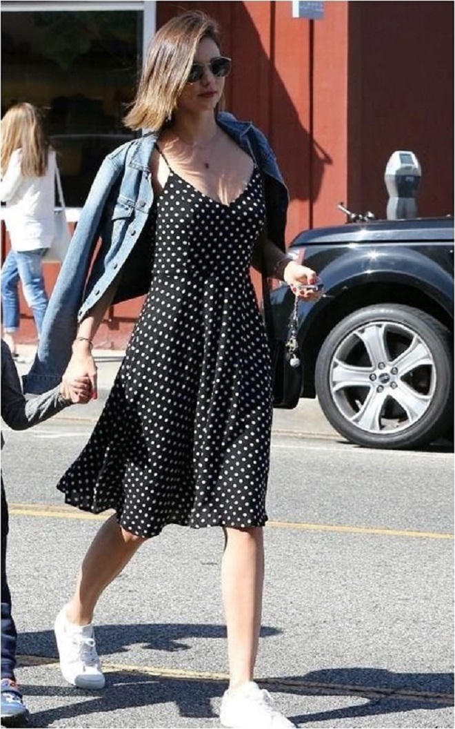 Váy dài và sneaker - 'công thức' phối đồ hot nhất mùa hè 2018