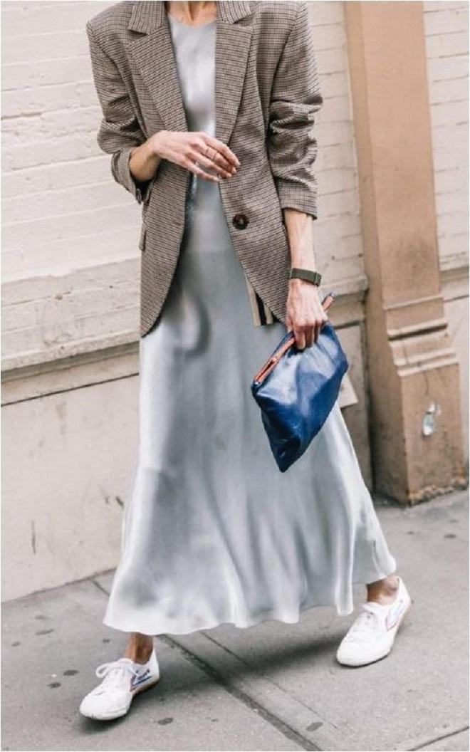 Váy dài và sneaker - 'công thức' phối đồ hot nhất mùa hè 2018