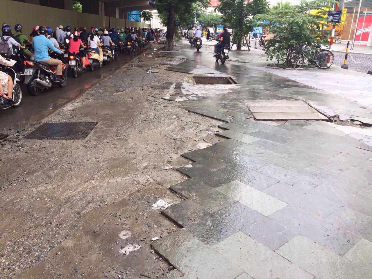 Thấp thỏm lo dưới đường sắt thi công dang dở giữa Hà Nội