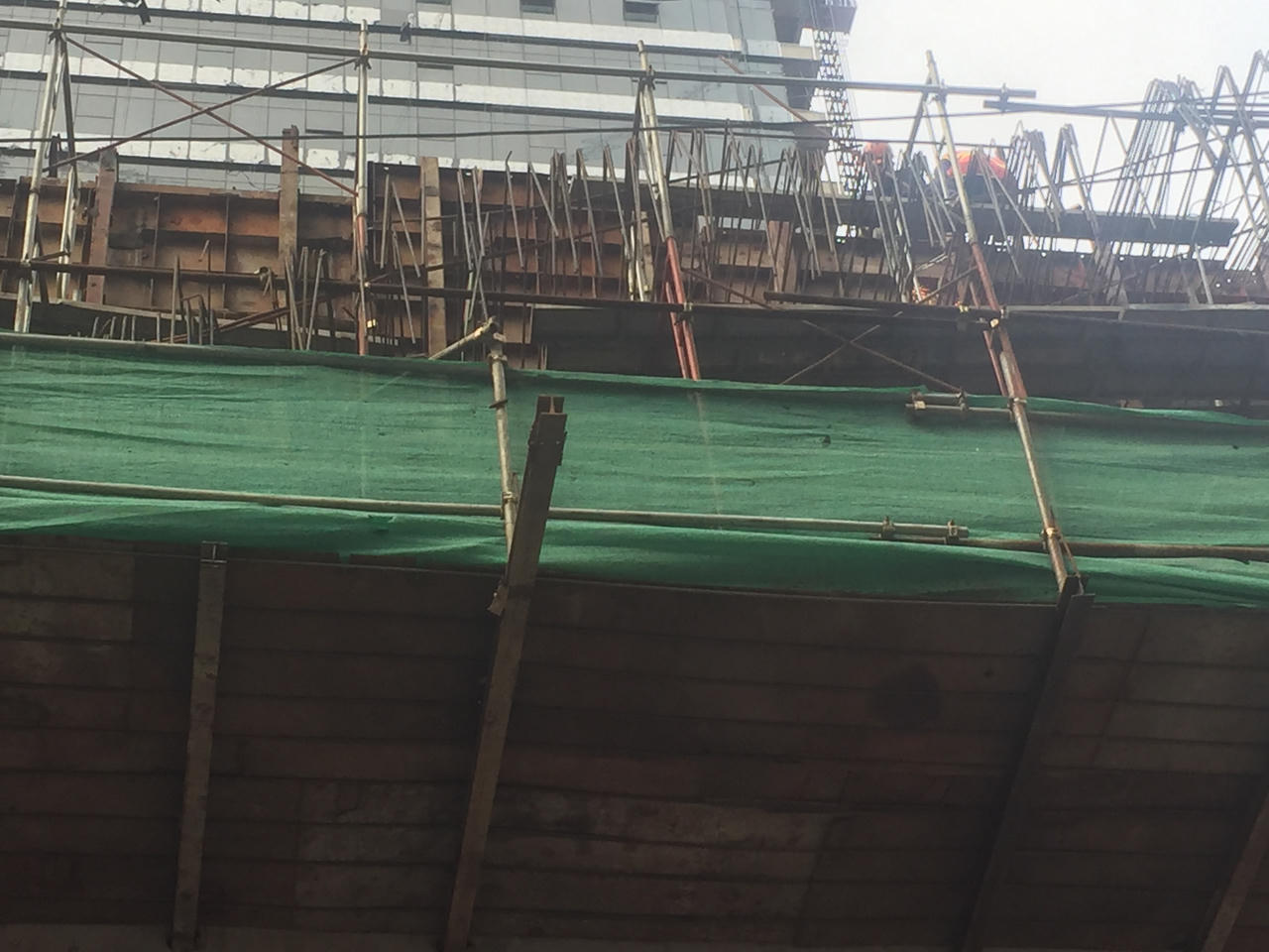 Thấp thỏm lo dưới đường sắt thi công dang dở giữa Hà Nội