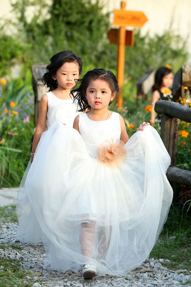 Mẫu nhí Việt mặc sexy, trang điểm đậm và nỗi lo lớn trước tuổi