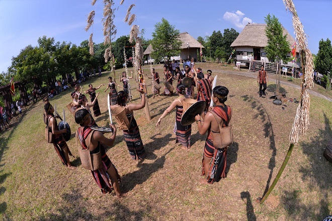 Con gái 16 thế thân mẹ yêu ông lão U70: Nghi án bùa yêu?