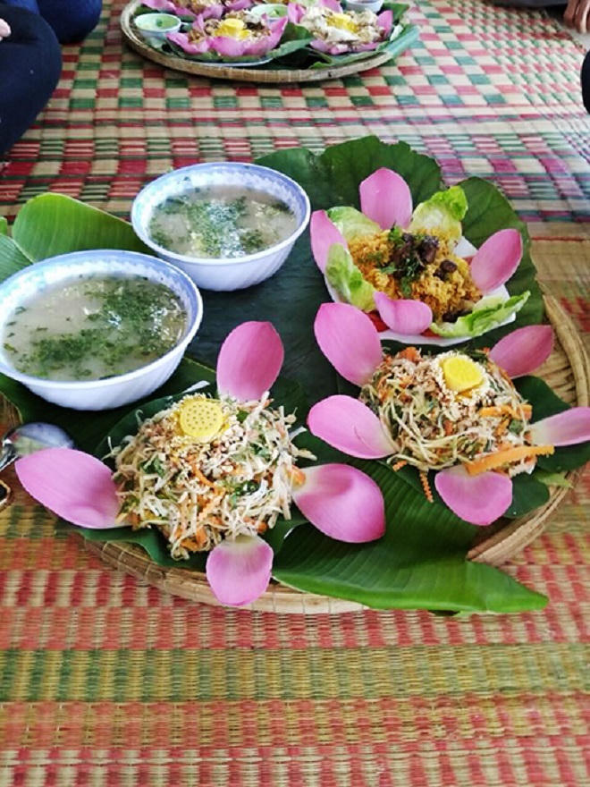 Cánh đồng sen 5 ha nở rộ giữa nắng hạn Ninh Thuận