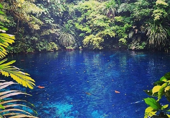 Dòng sông màu xanh ngọc lam tự nhiên ở Indonesia