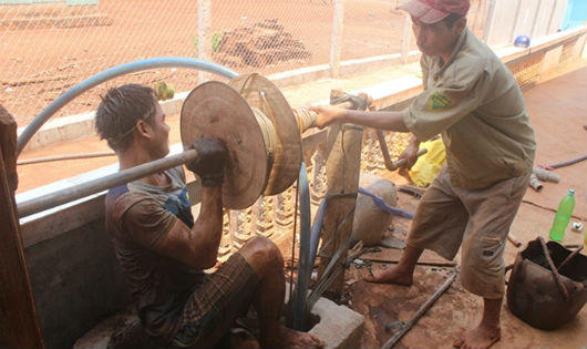 'Đánh đu' mạng sống kiếm cơm bằng nghề 'xông đất Âm phủ'