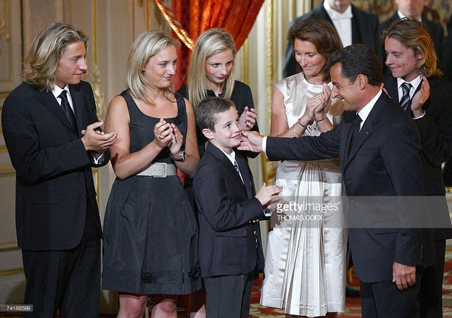 Cha “về vườn”, con trai đang vụt sáng cũng “tắt ngấm”