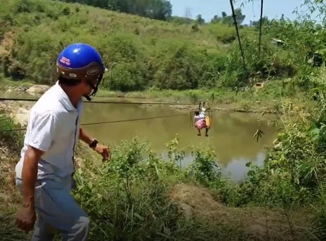 Ngược đời: Có cầu nhưng người dân vẫn… liều mình đu dây qua sông