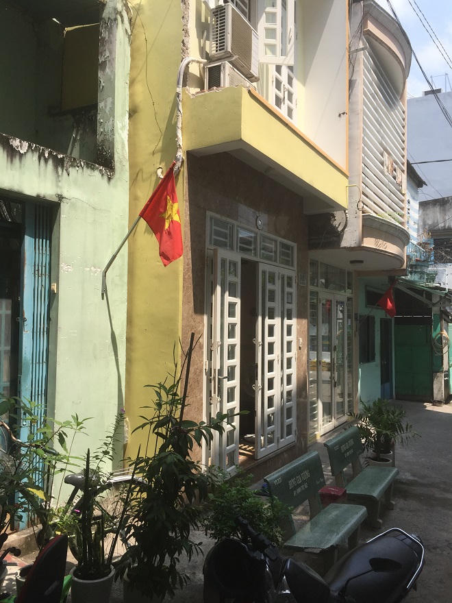 Bà cụ “khổ vì hàng xóm”: Hết tranh chấp lối đi, lại bị kiện “ăn ở mất vệ sinh”