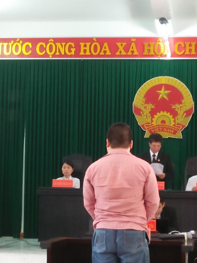 Bé gái 'chơi bầy đàn' trong nhà nghỉ rồi trao thân cho gã thợ xây mới gặp