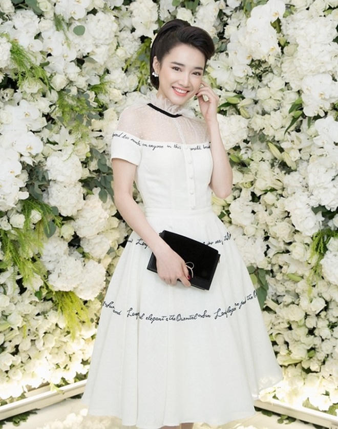 Nhã Phương diện đầm nữ tính, cổ điển trong bảng sao đẹp tuần