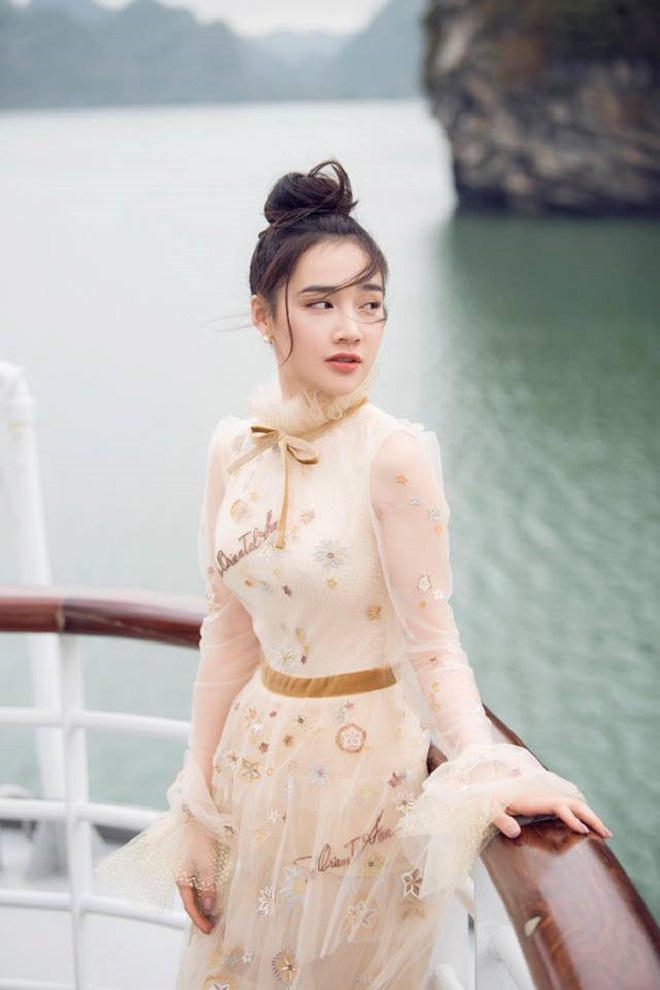 Nhã Phương diện đầm nữ tính, cổ điển trong bảng sao đẹp tuần