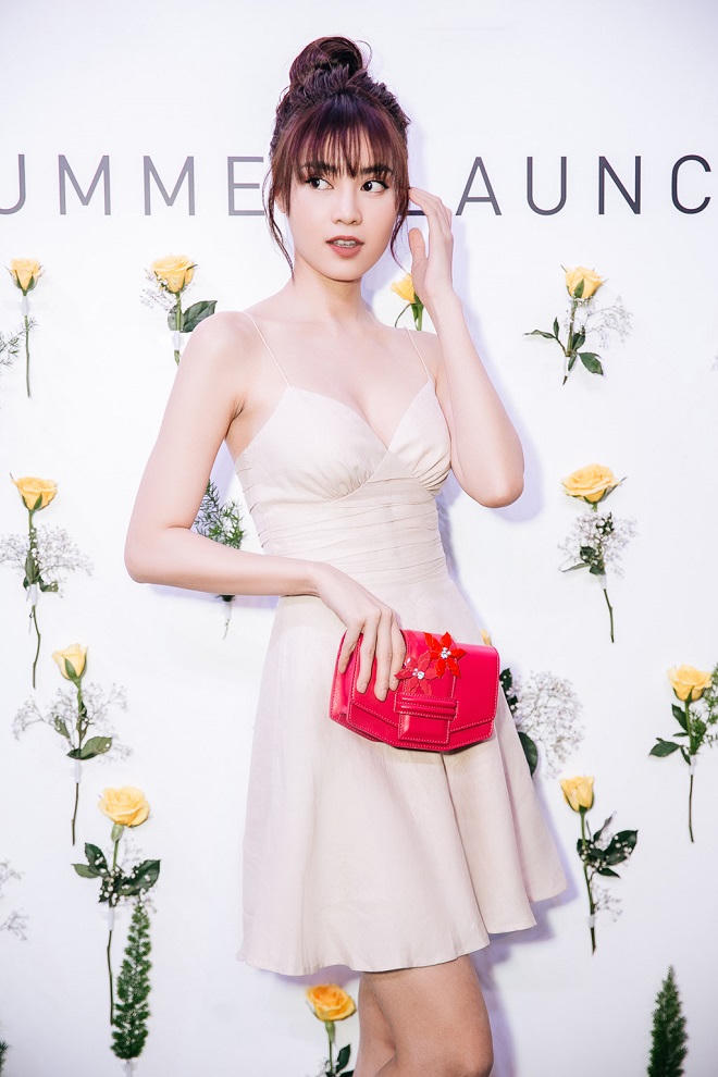 Nhã Phương diện đầm nữ tính, cổ điển trong bảng sao đẹp tuần