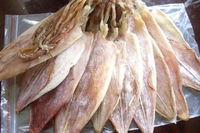 Hướng dẫn cách chọn mực tươi ngon như dân biển