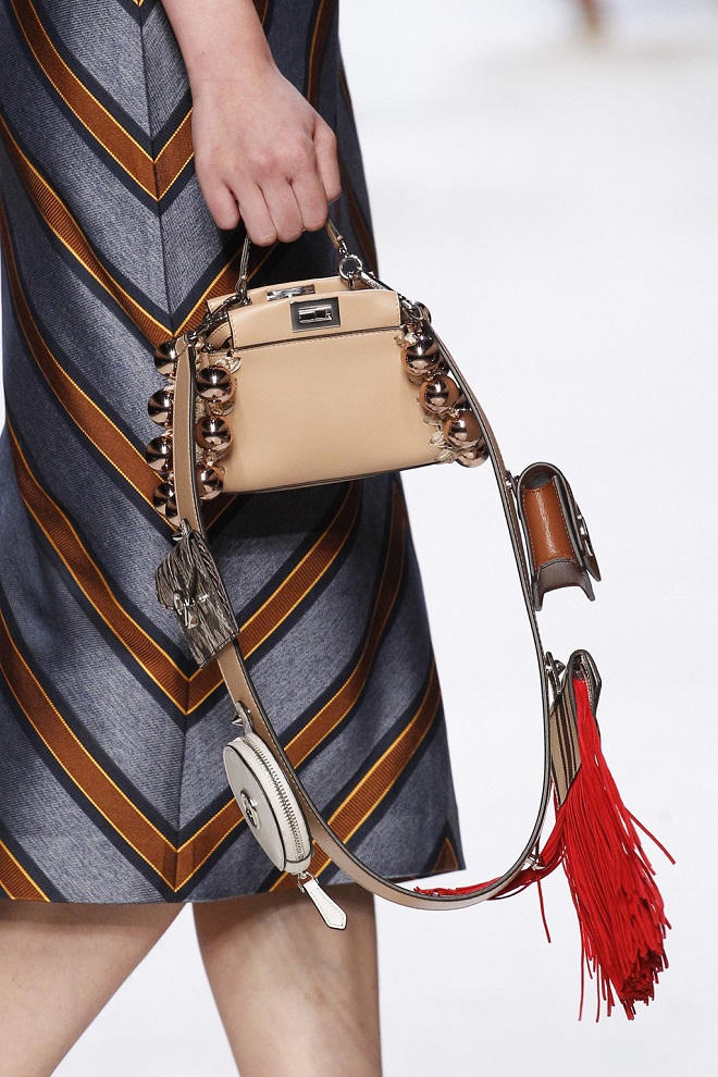 Lý giải sức hút chiếc túi xách siêu nhỏ được sao Việt ưa chuộng