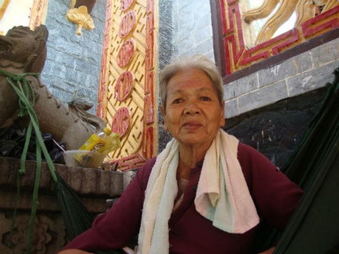 Hòn đá 'trấn yểm' ngăn cả sóng điện thoại vào chùa?