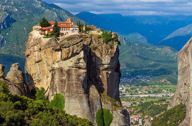 Độc đáo tu viện Meteora 'lơ lửng' trên núi tại Hy Lạp