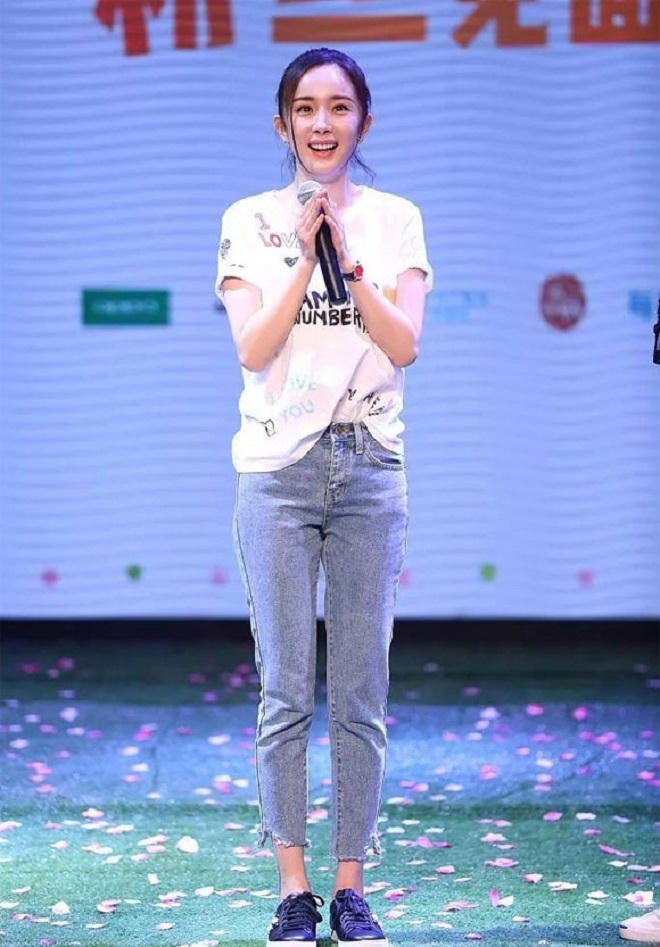 Lên đồ ra phố ngày hè 'đẹp quên lối về' với quần jeans và áo thun