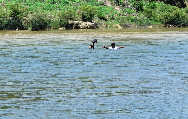 “Hà bá” rình rập hàng trăm học sinh phải kéo bè bơi sông đi học mỗi ngày