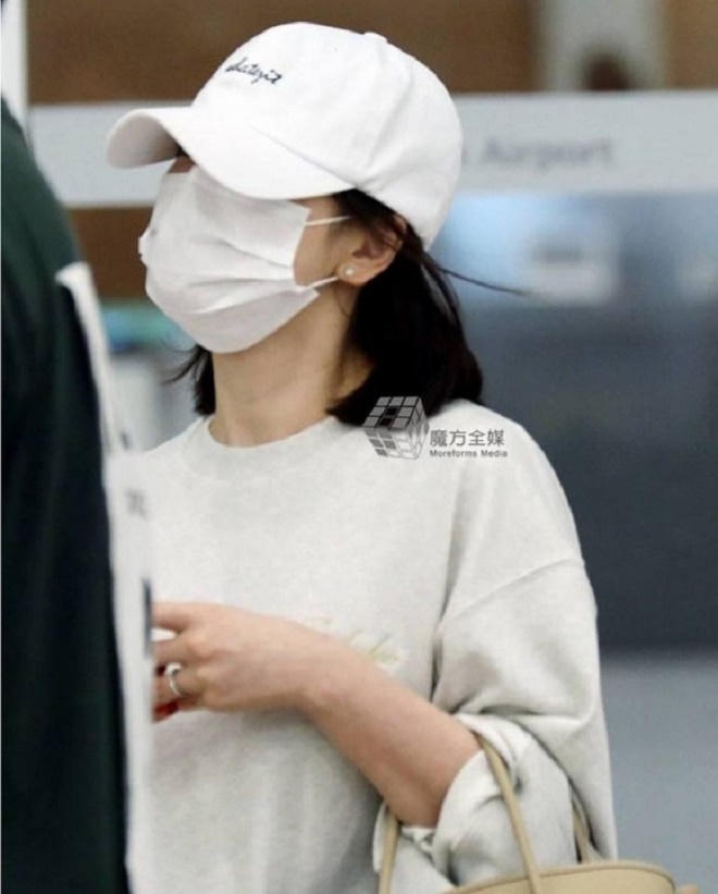 Ăn vận giản dị nhưng Song Hye Kyo lại sành điệu khi xách túi hàng hiệu giá 80 triệu đồng