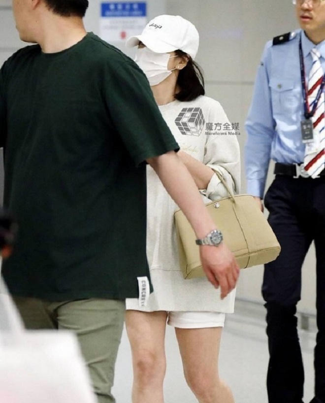 Ăn vận giản dị nhưng Song Hye Kyo lại sành điệu khi xách túi hàng hiệu giá 80 triệu đồng