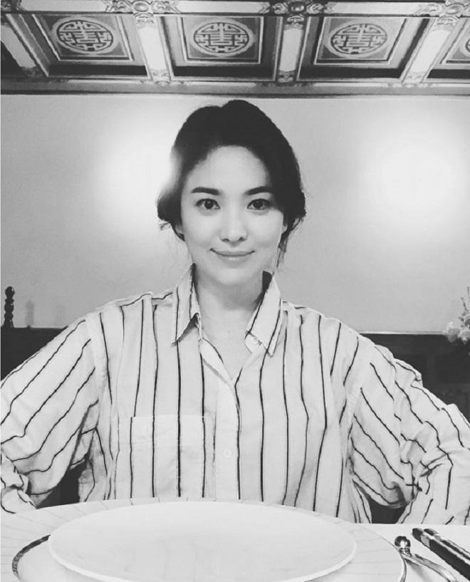 Ăn vận giản dị nhưng Song Hye Kyo lại sành điệu khi xách túi hàng hiệu giá 80 triệu đồng