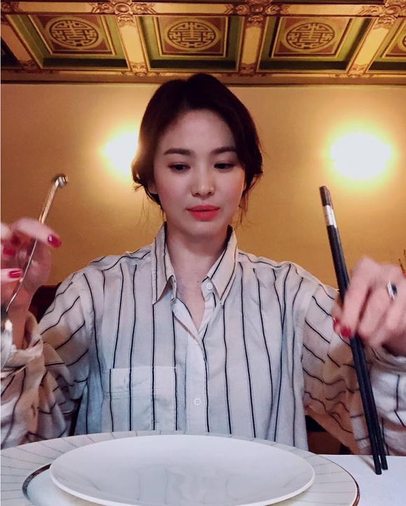 Ăn vận giản dị nhưng Song Hye Kyo lại sành điệu khi xách túi hàng hiệu giá 80 triệu đồng