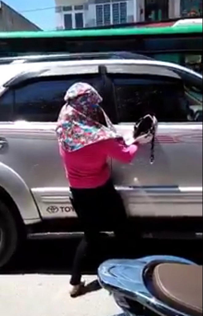 Rùng mình, 2 phụ nữ “đu” theo xe ôtô để… đánh ghen