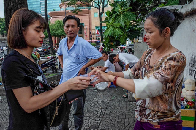 Hơn 700 con bồ câu bay lượn trước nhà thờ Đức Bà