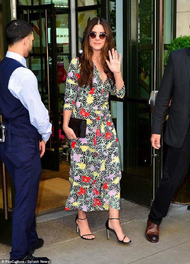 Sao ngoại lăng xê họa tiết chấm bi nữ tính đón hè