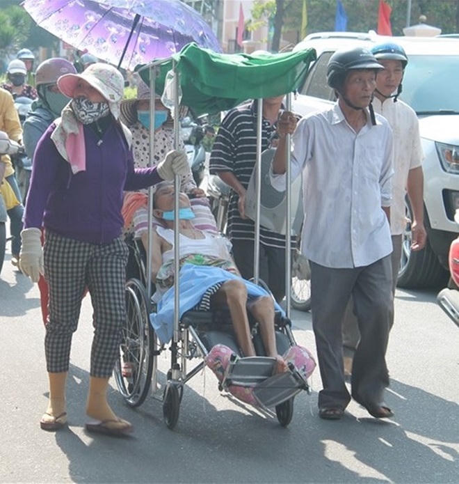Bị hại liệt tứ chi được người nhà đưa tới “vây” trụ sở công an