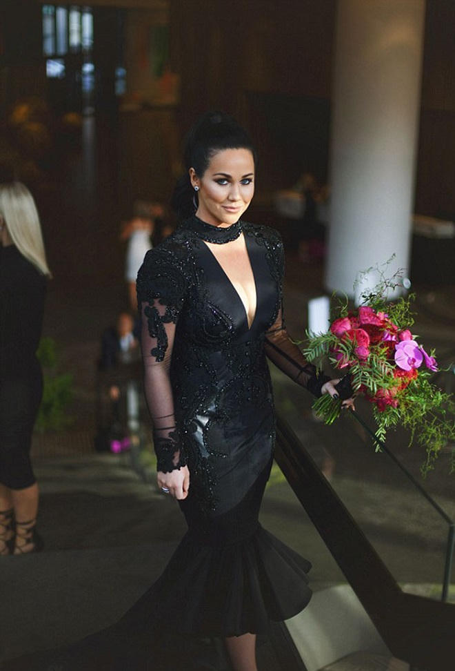 Không phải váy trắng truyền thống, xu hướng váy cưới màu đen đang “dậy sóng”