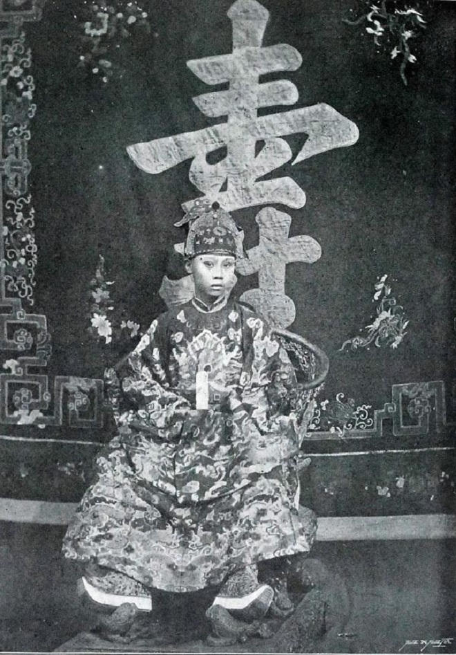 Vua triều Nguyễn khổ vì 'sống như hình nộm' theo luật tục