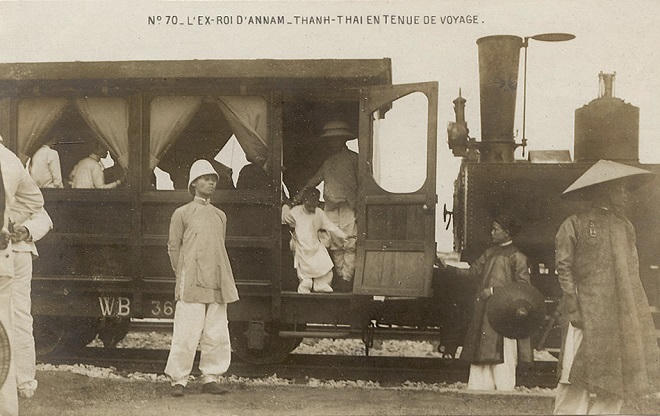 Vua triều Nguyễn khổ vì 'sống như hình nộm' theo luật tục