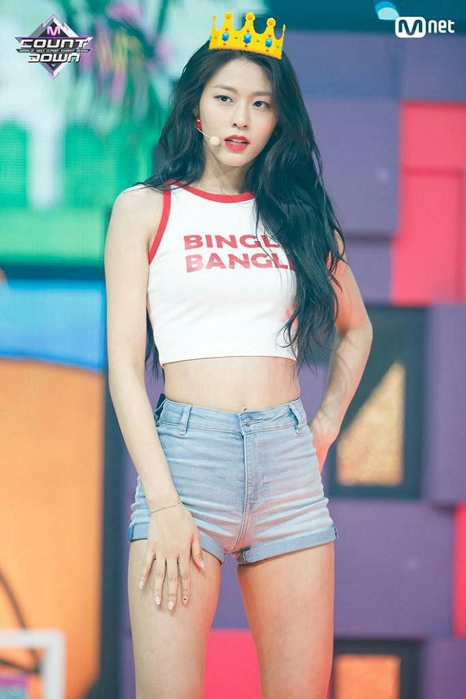 Mặc crop top đơn giản nhưng gợi cảm như 'nữ thần Kpop' Seolhyun